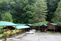 Crystelle Creek Restaurant & Grill, pet friendly restaurants in Pigeon forge, TN; dog friendly restaurants in Gatlinburg, dogs allowed Pigeon Forge restaurants near Dollywood, pigeon forge restaurant with outdoor seating