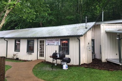 Delauders Smoky Mountain BBQ, pet friendly restaurants in Pigeon forge, TN; dog friendly restaurants in Gatlinburg, dogs allowed Pigeon Forge restaurants near Dollywood